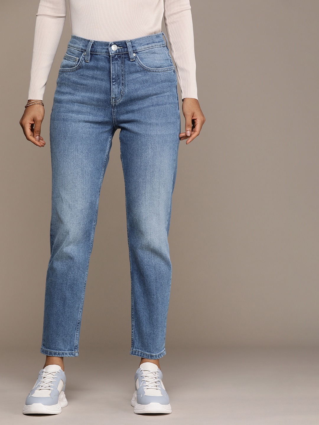 

MANGO Women High-Rise Light Fade Stretchable Ankle Length Mom Fit Jeans, Blue