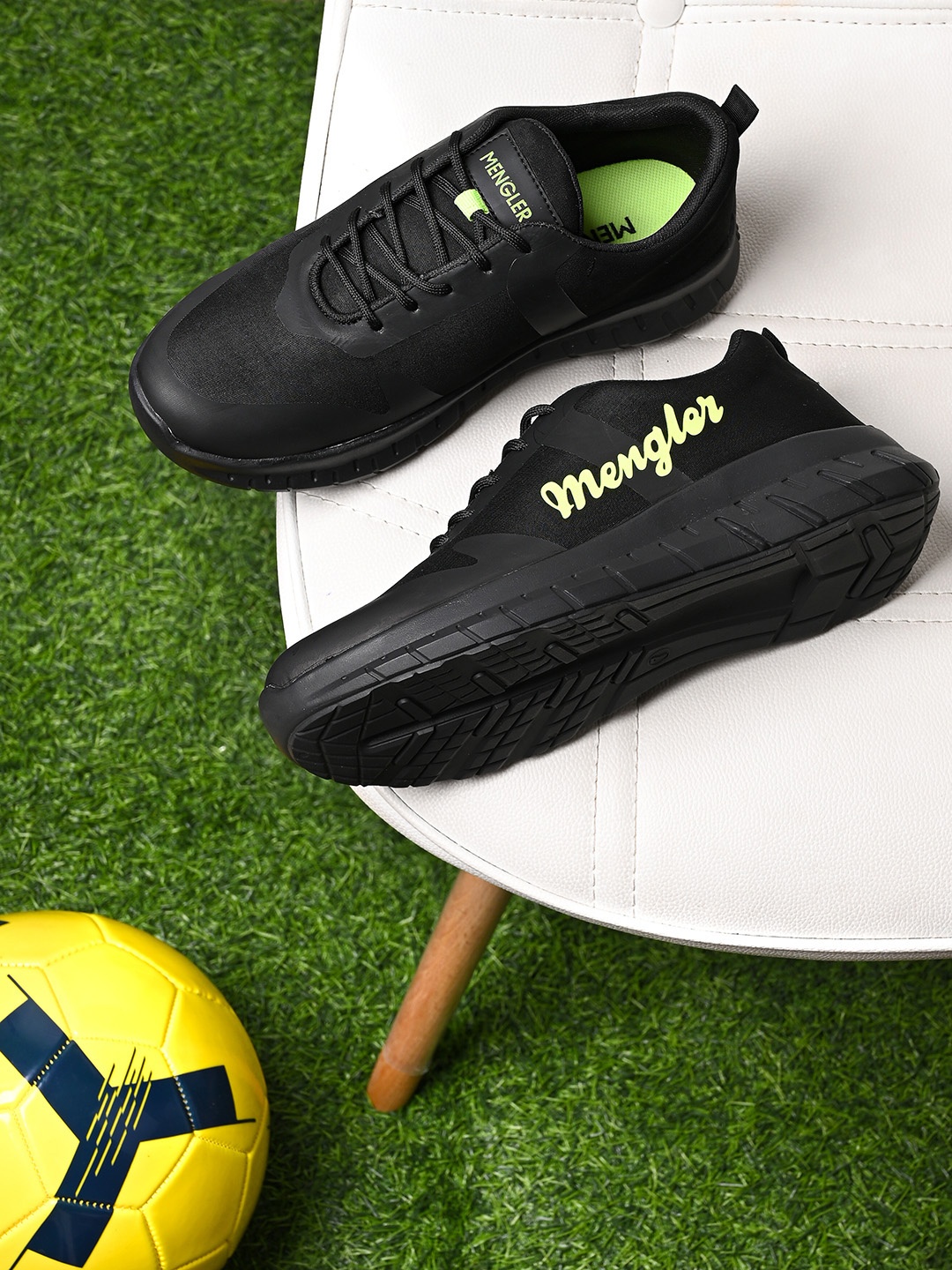 

MENGLER Men Brand Logo Print Sneakers, Black
