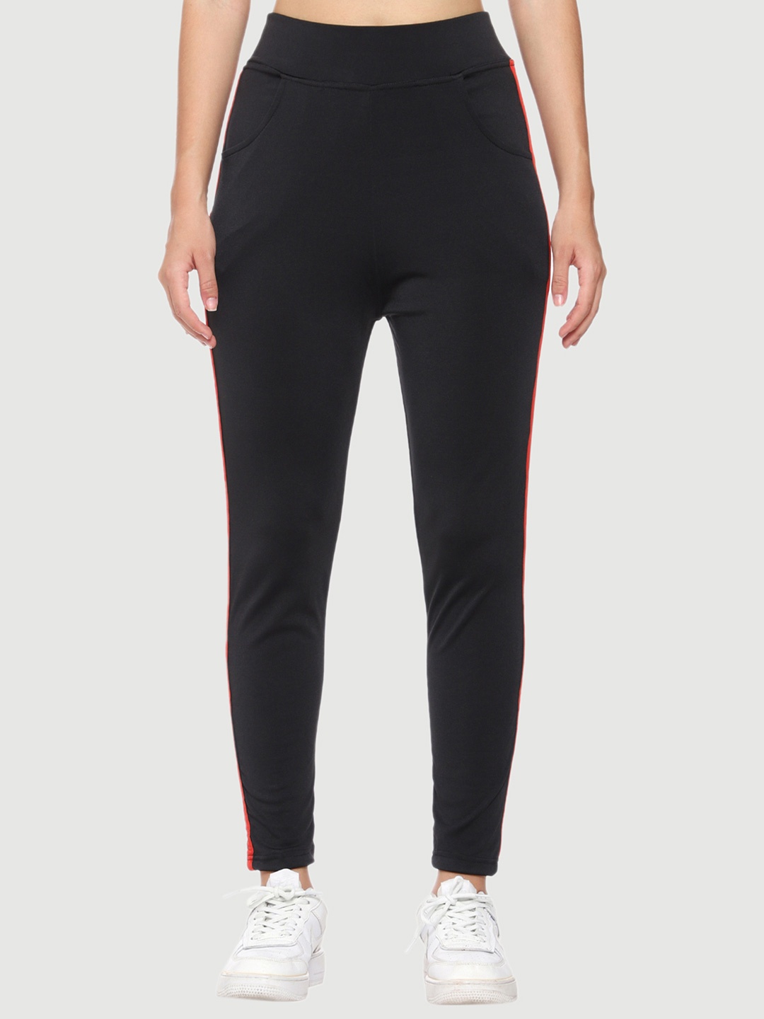 

Urban Komfort Women Black Solid Ankle-Length Leggings
