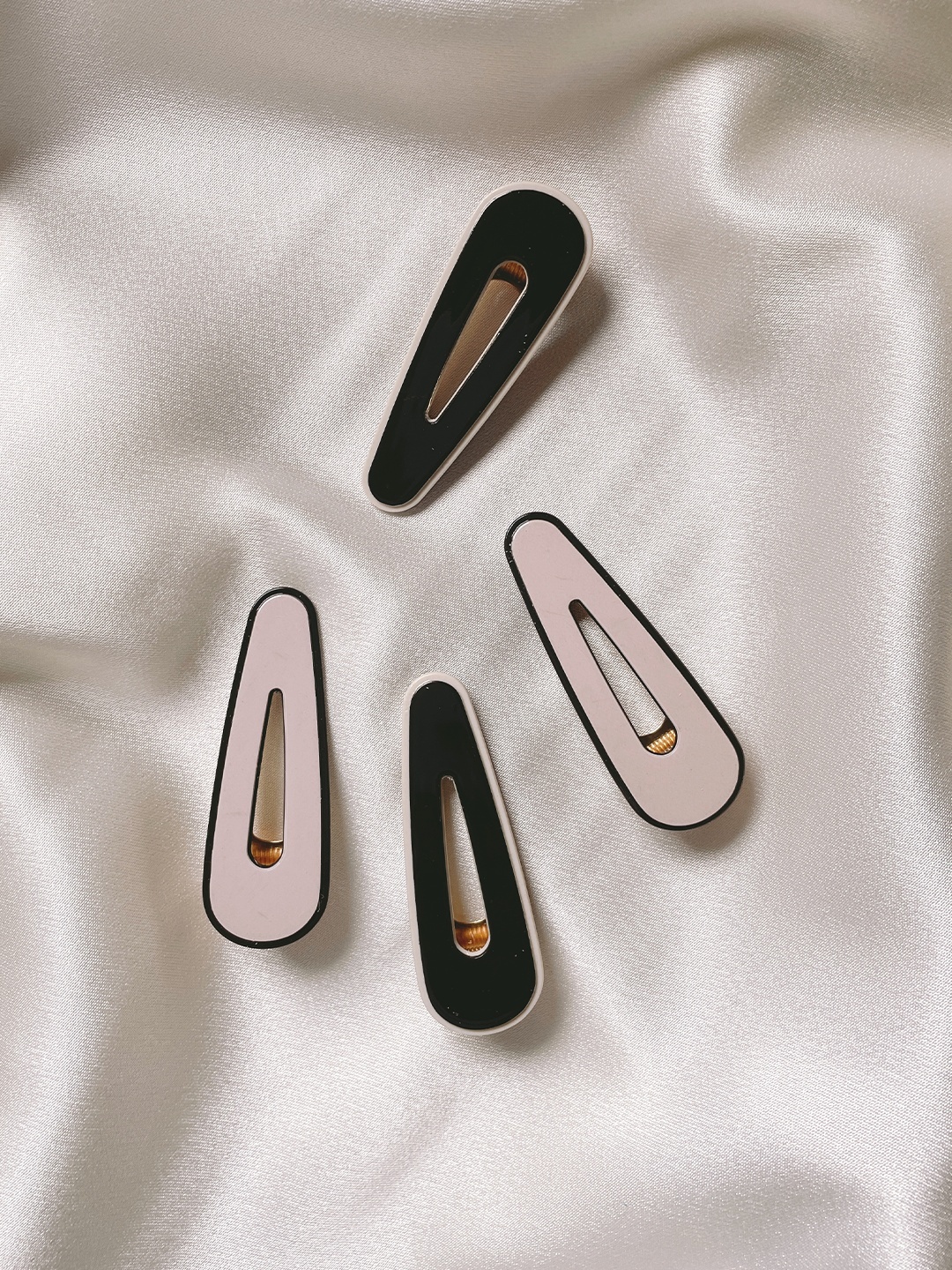 

Mueras Women Black & Beige Set of 4 Alligator Hair Clip