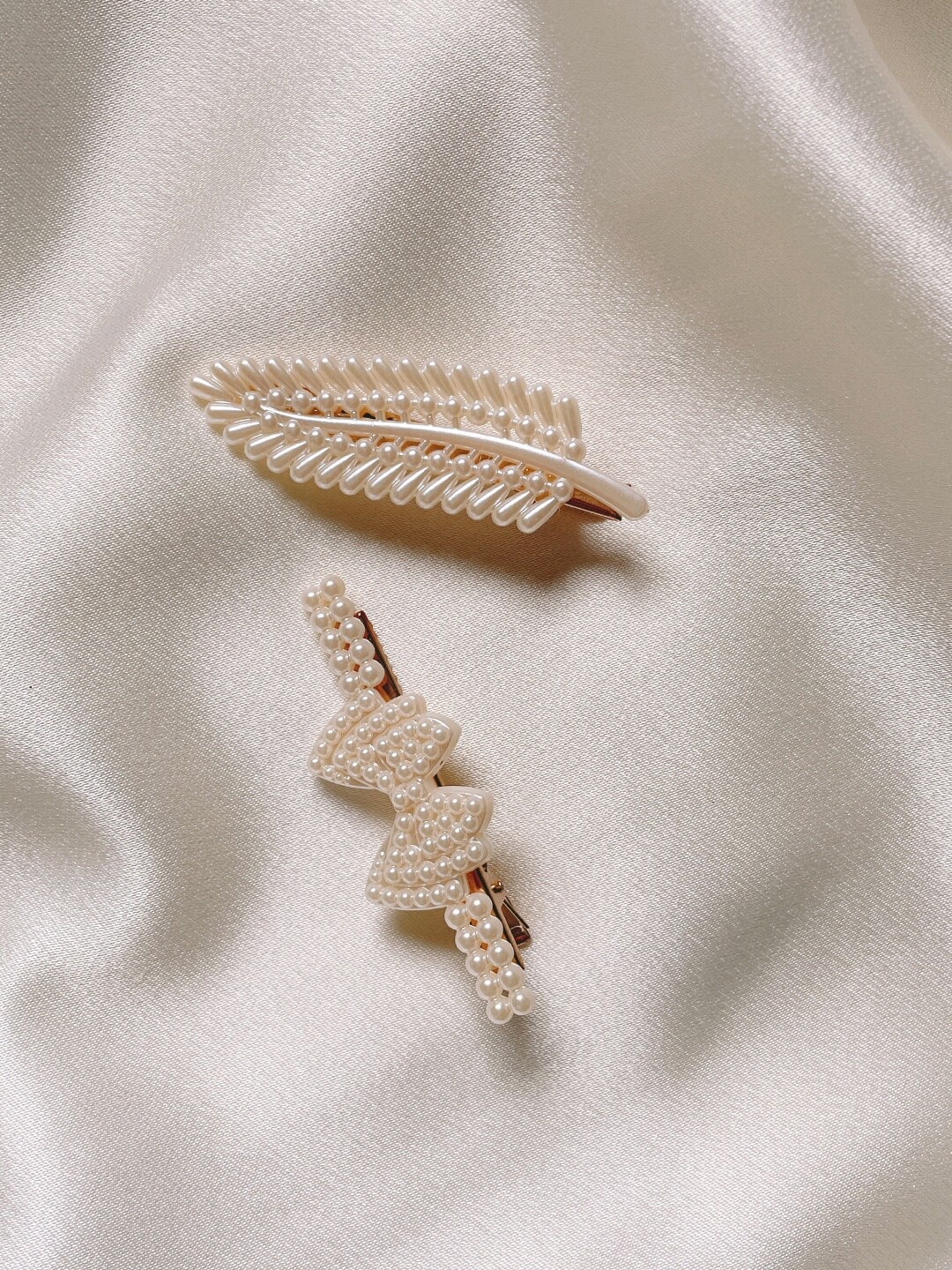 

Mueras Women White Set of 2 Embellished Alligator Hair Clip