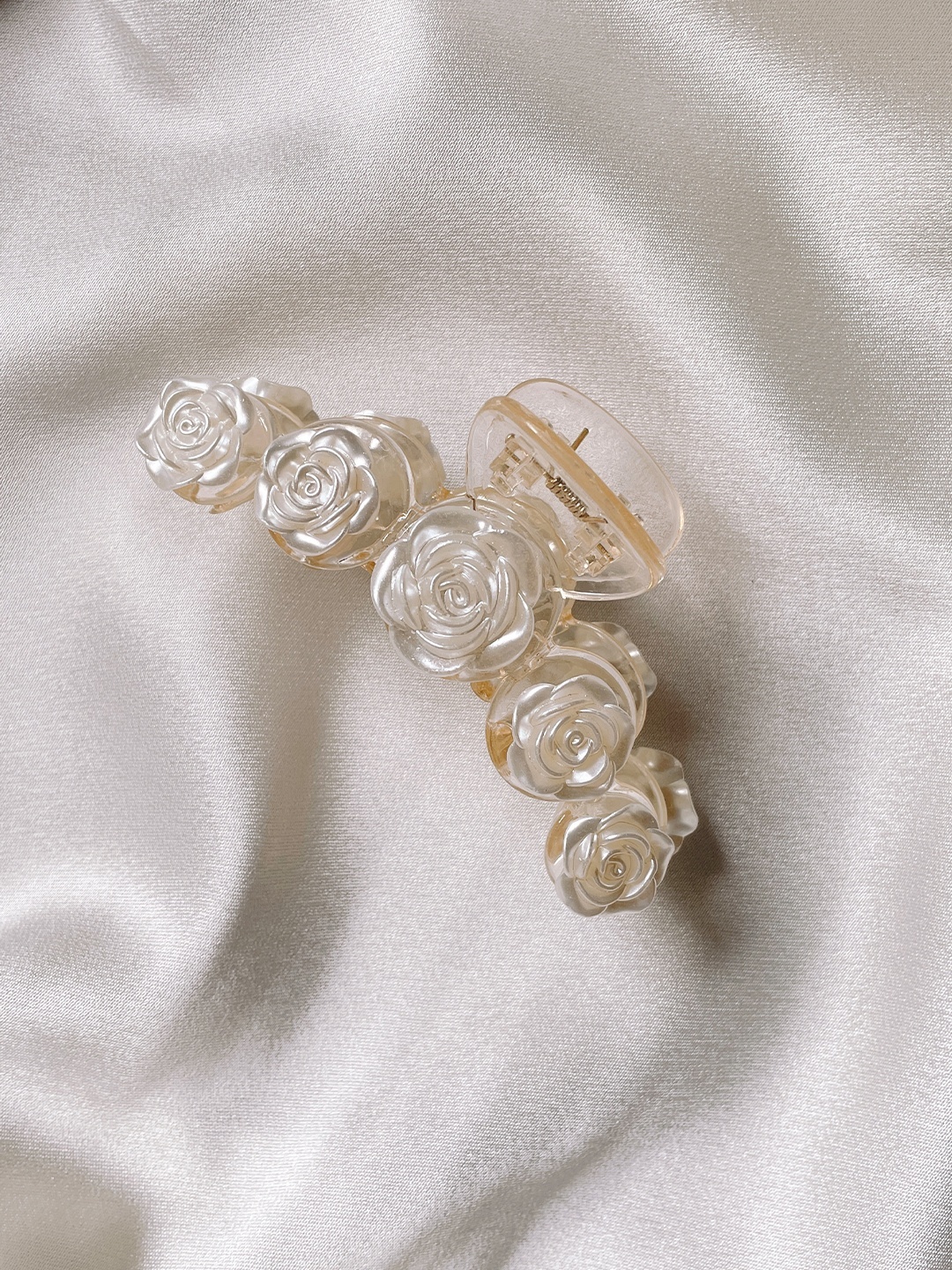 

Mueras Women White Floral Claw Clip
