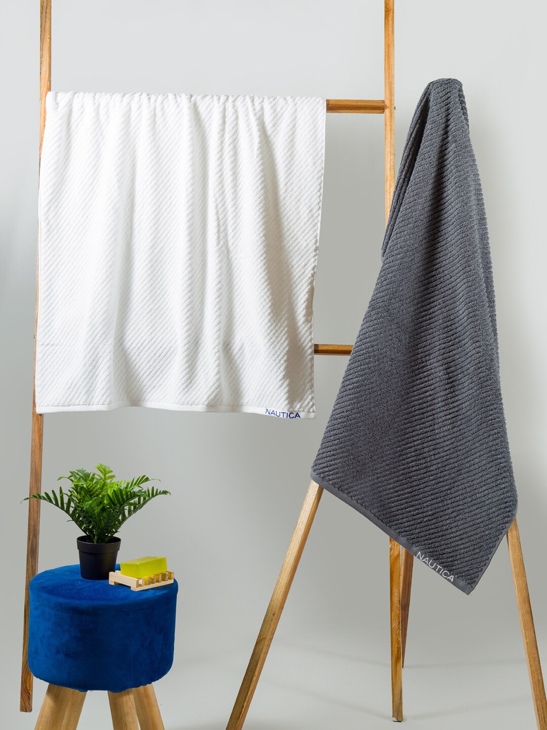 

Nautica Set Of 2 Solid 600 GSM Pure Cotton Bath Towels, White