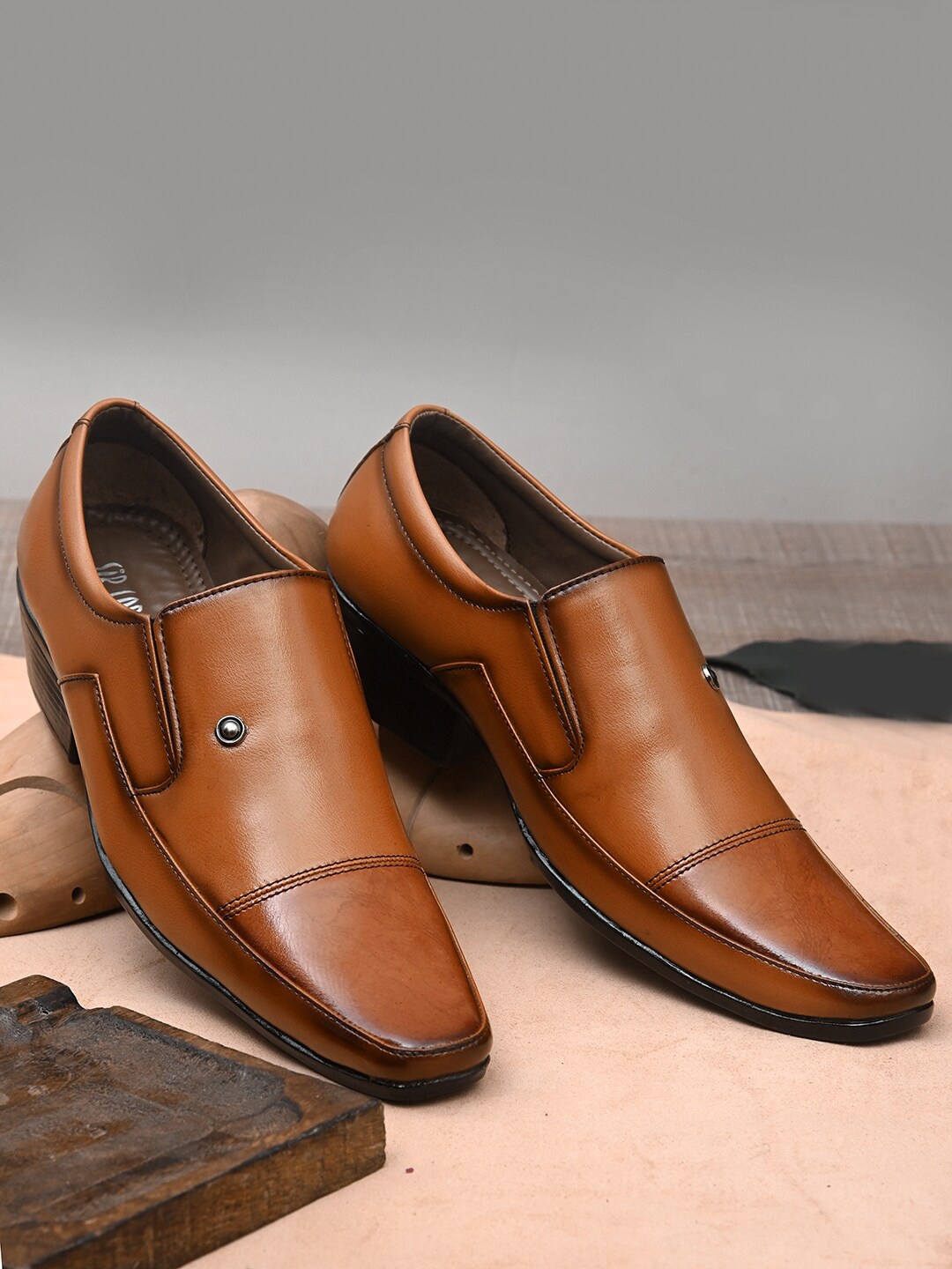 

Sir Corbett Men Tan Solid Pointed-Toe Formal Slip-On