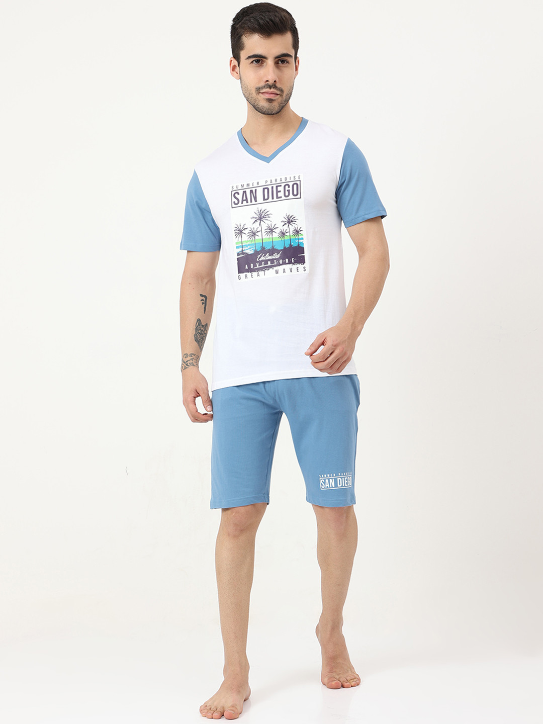 

Masculino Latino Men White & Blue Printed Night suit