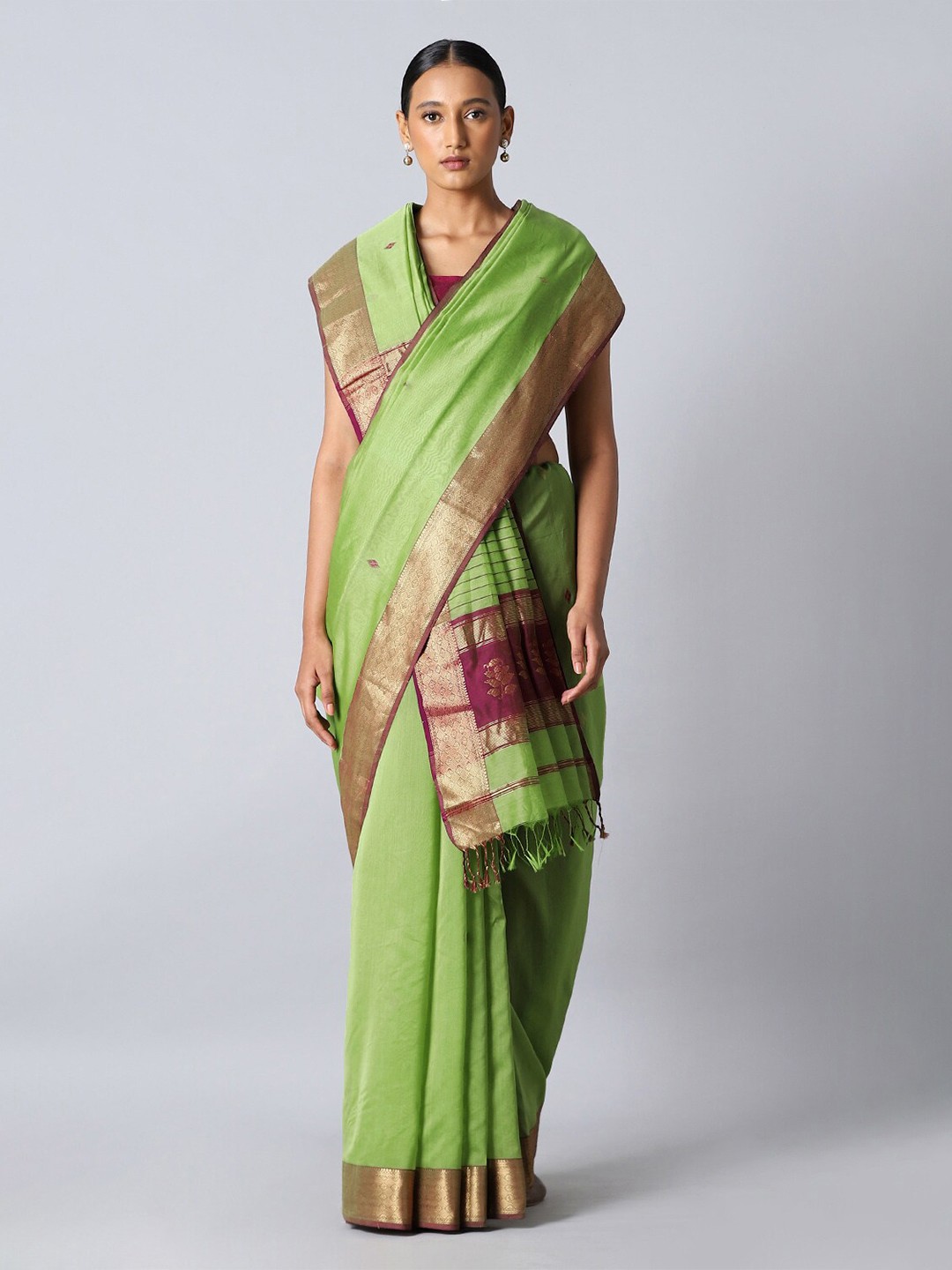 

Taneira Green & Gold-Toned Woven Design Zari Silk Cotton Maheshwari Saree