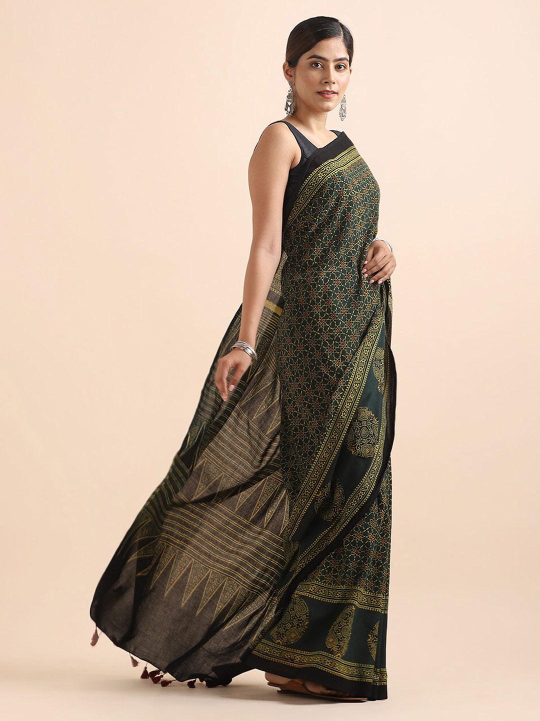 

Taneira Green & Gold-Toned Floral Pure Cotton Block Print Saree