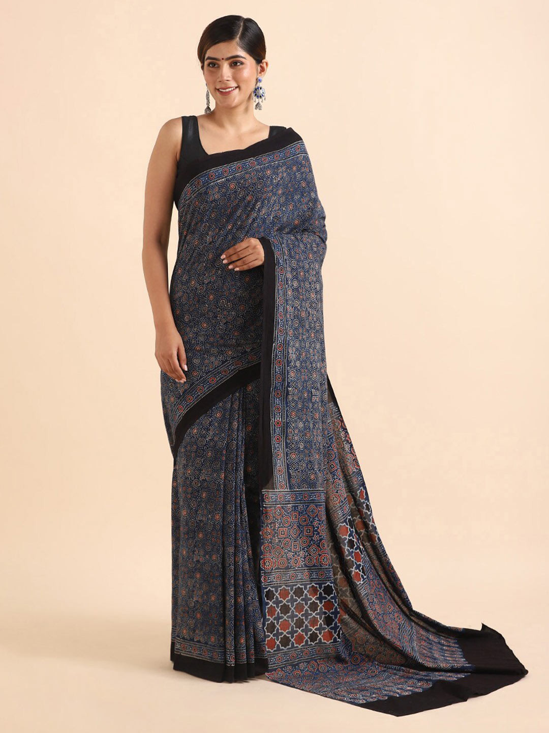 

Taneira Navy Blue & White Floral Pure Cotton Block Print Saree
