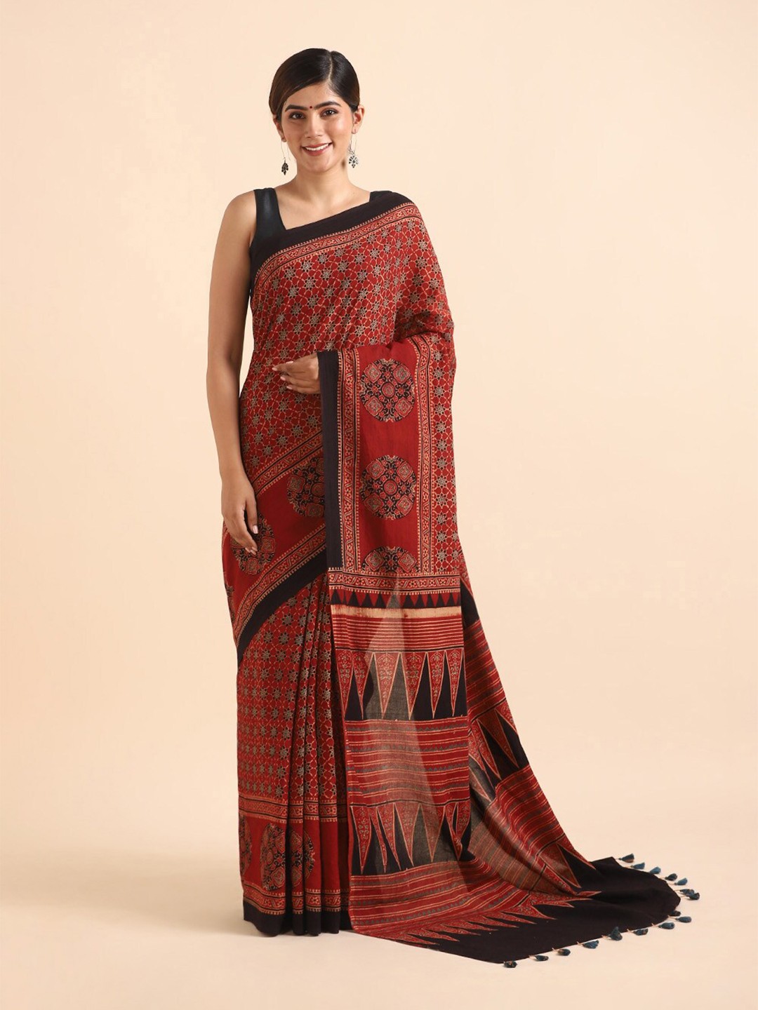 

Taneira Women Red & Black Pure Cotton Block Print Saree