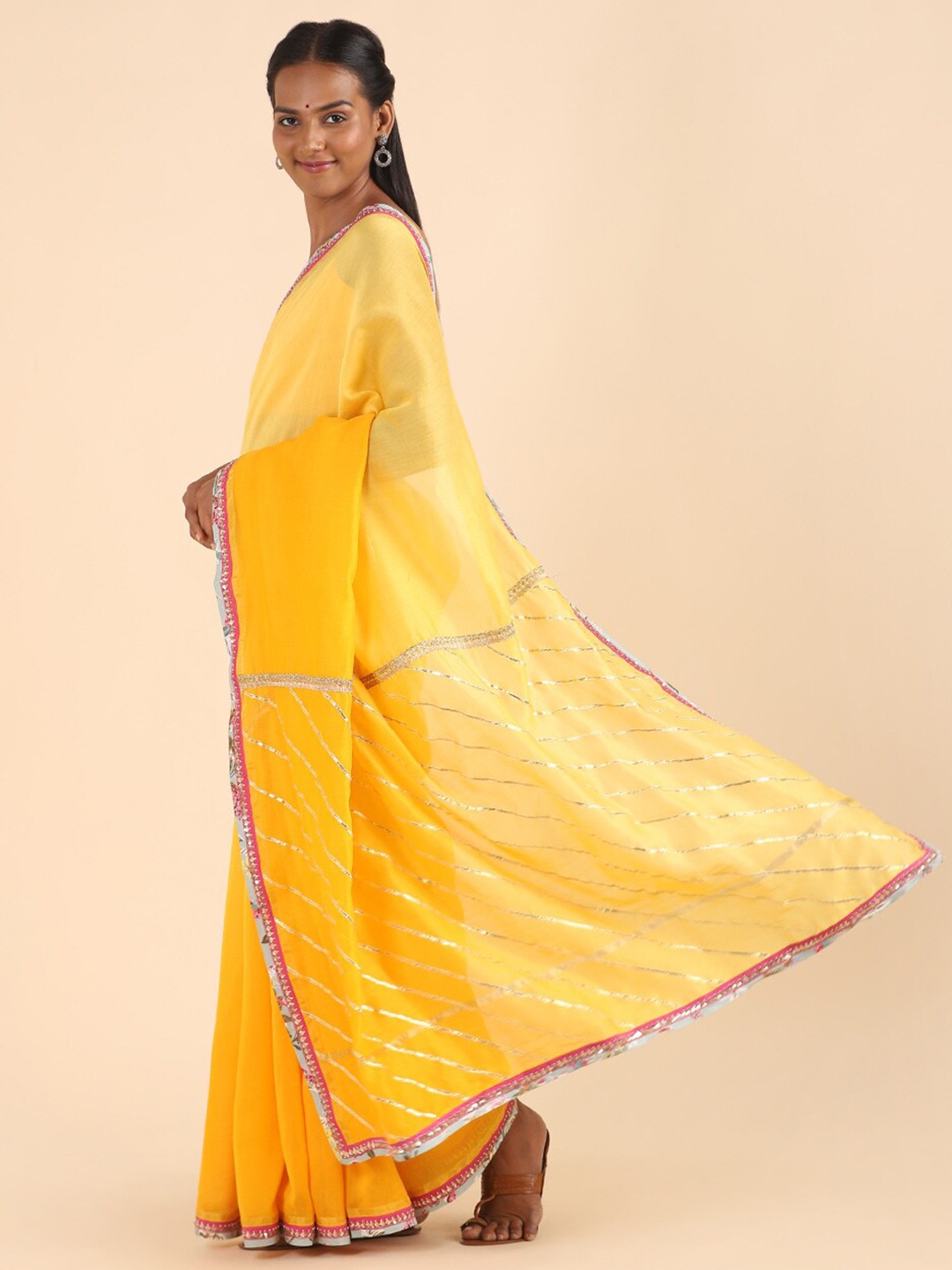 

Taneira Women Yellow & Silver-Toned Leheriya Gotta Patti Silk Cotton Saree