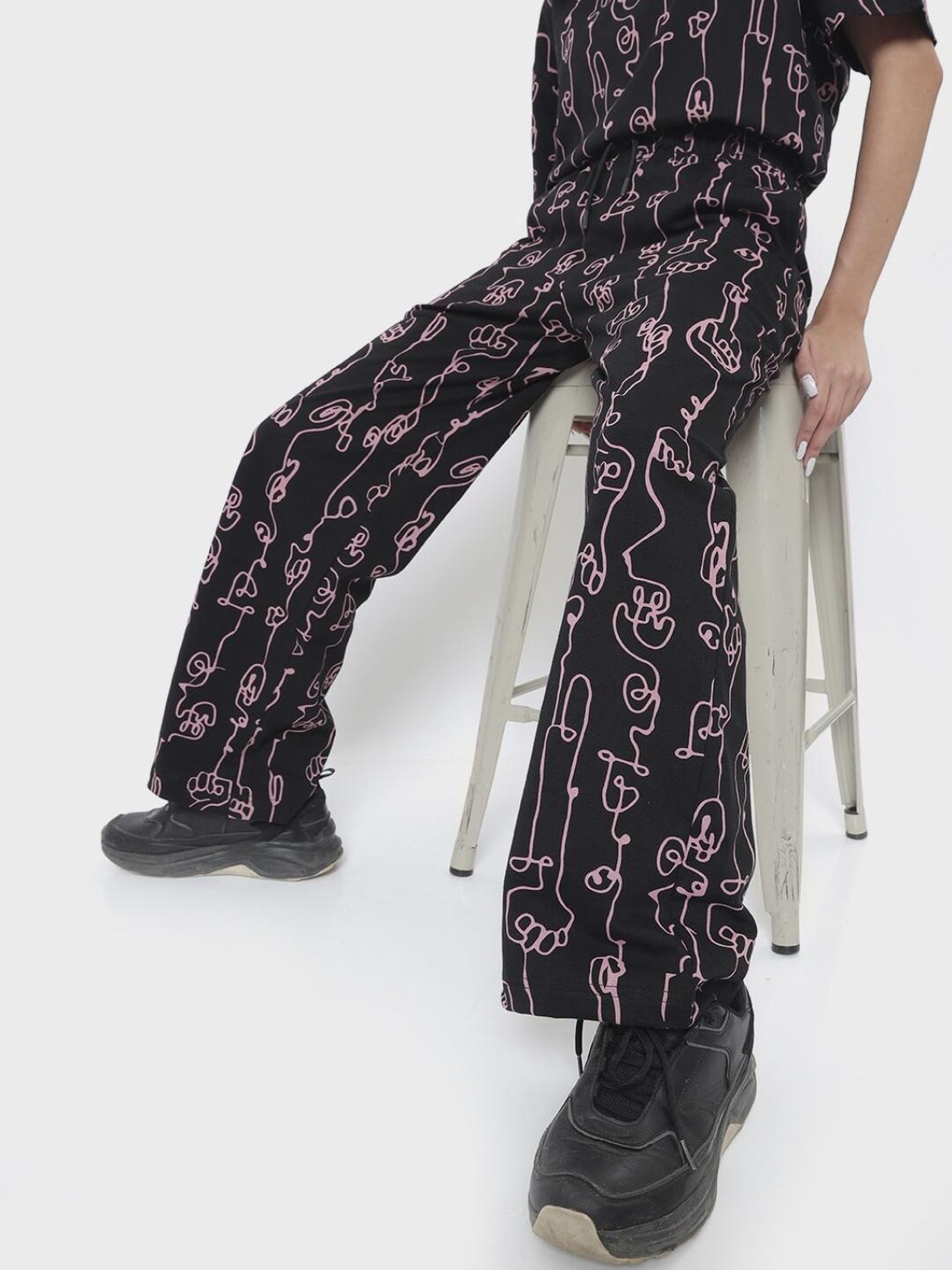 

Bewakoof Women Black Printed Relaxed Straight Fit Trousers
