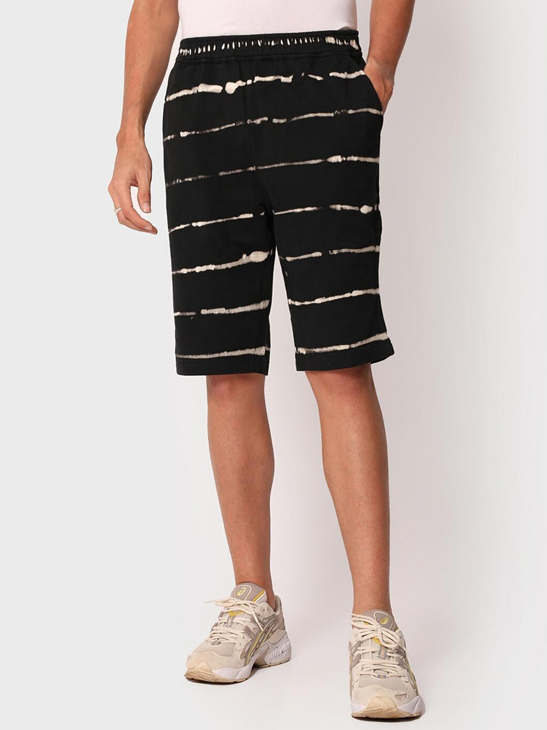 

Bewakoof Men Black Tie and Dye Printed Shorts
