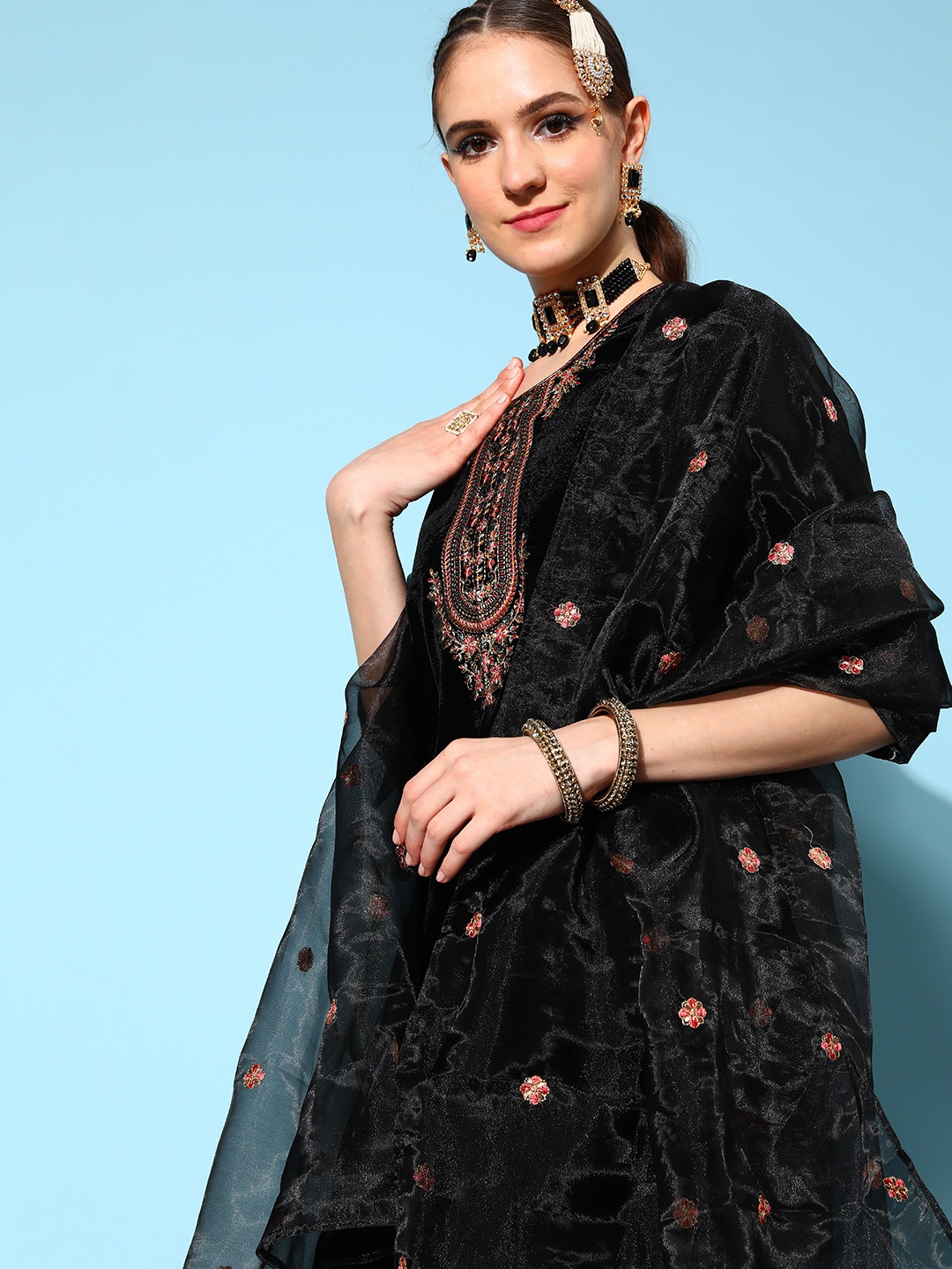 

SKYLEE Women Ethnic Motifs Velvet Velvet Kurta Set, Black