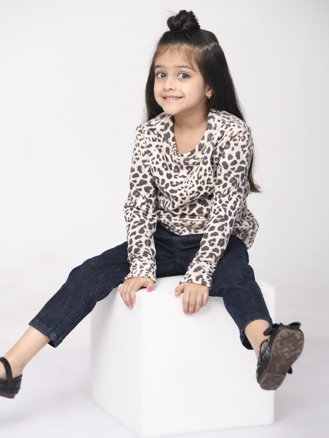 

LilPicks Girls Brown Printed Sweatshirt