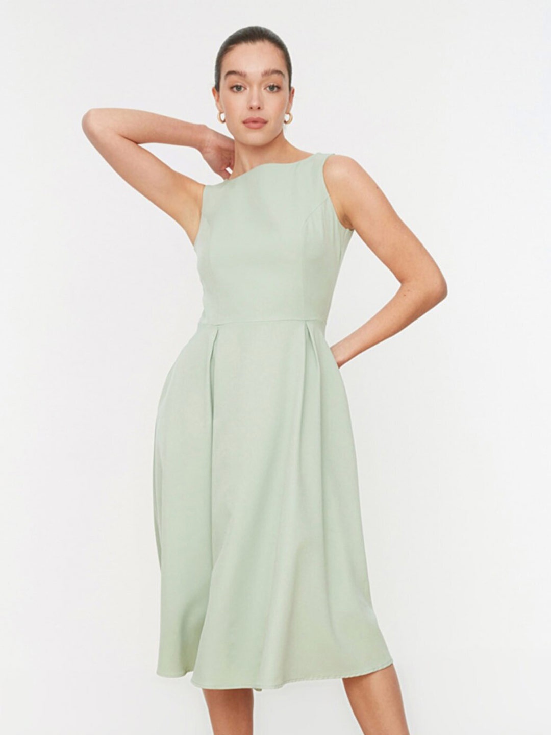 

Trendyol Green Solid Pleated Midi Dress