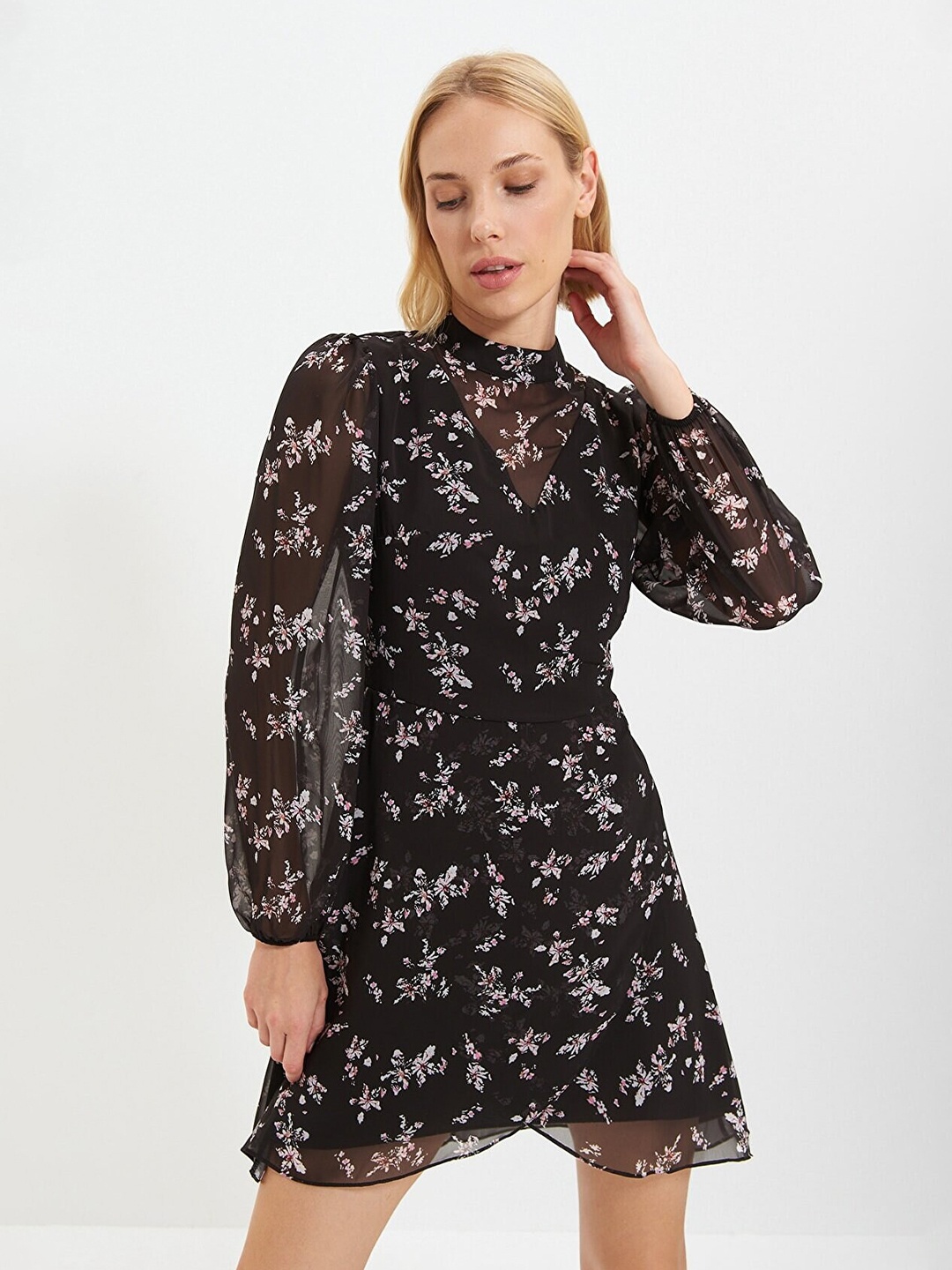 

Trendyol Women Black & White Floral Dress