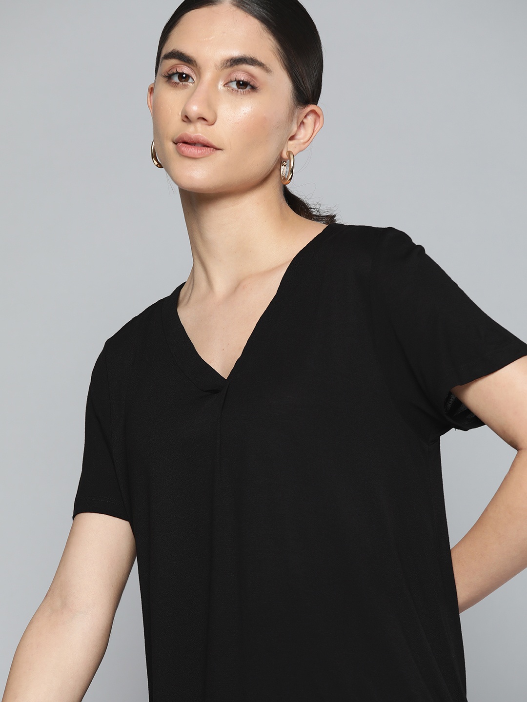 

Chemistry Women Black Solid V-Neck T-shirt