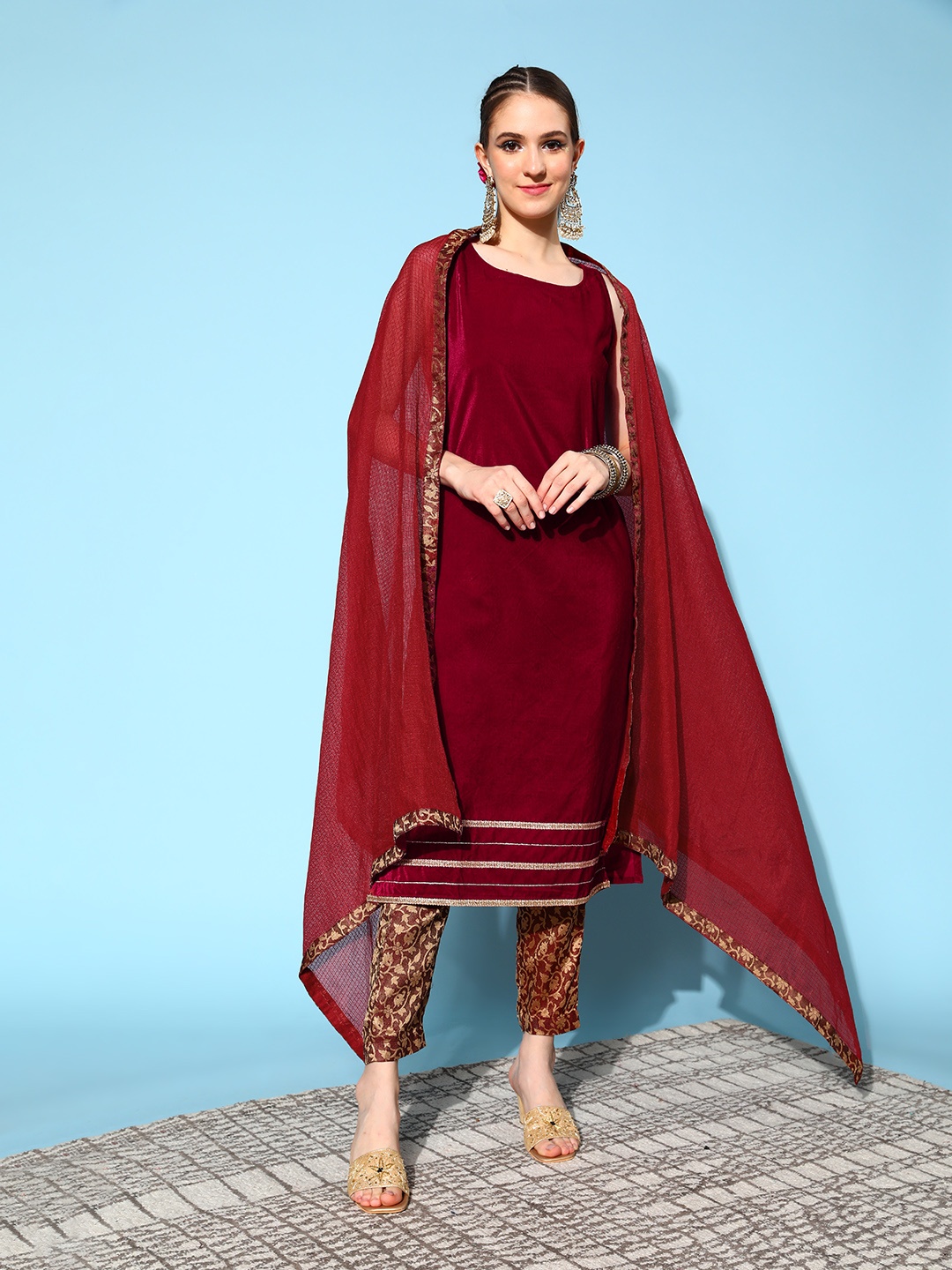 

SKYLEE Women Solid Velvet Velvet Kurta Set, Maroon