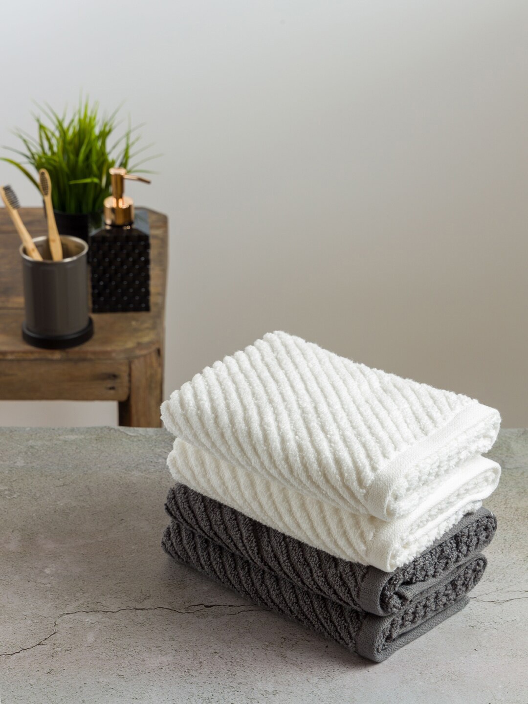 

Nautica Set of 4 White & Grey Solid GSM 500 Hand Towels