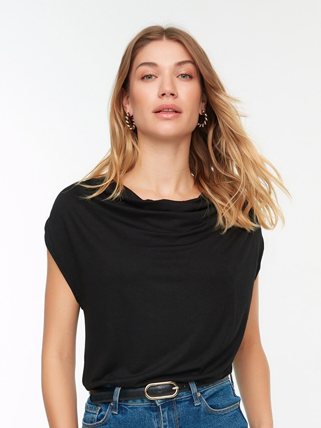 

Trendyol Black Cowl Neck Extended Sleeves Top