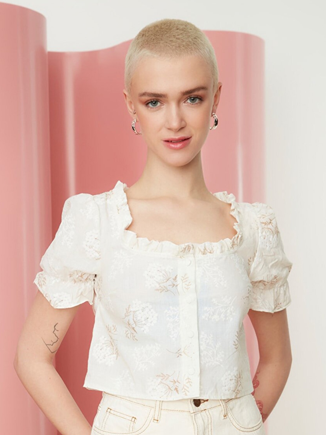 

Trendyol Off White Floral Print Crop Top