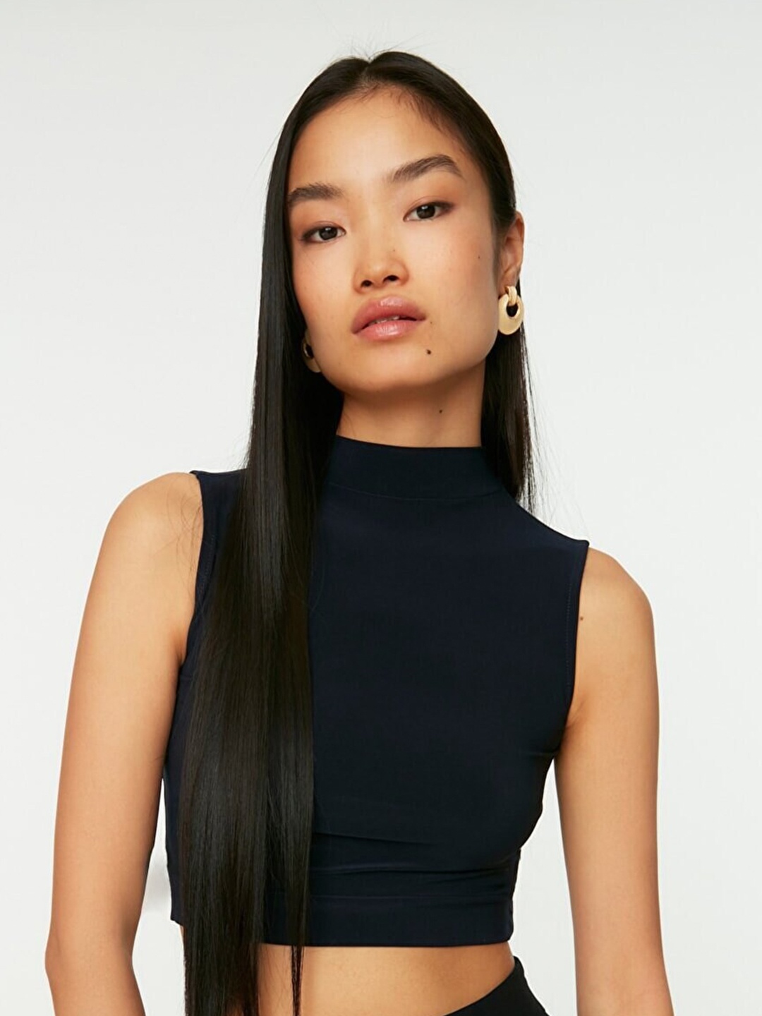 

Trendyol Navy Blue Solid High Neck Fitted Crop Top