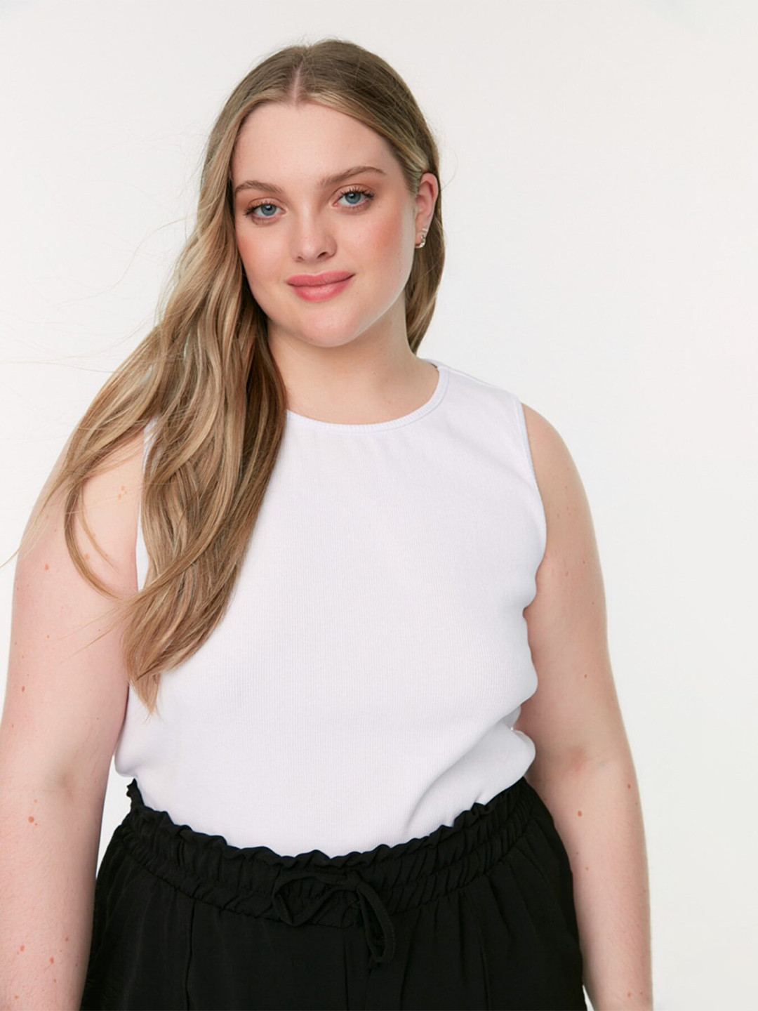 

Trendyol White Round Neck Top