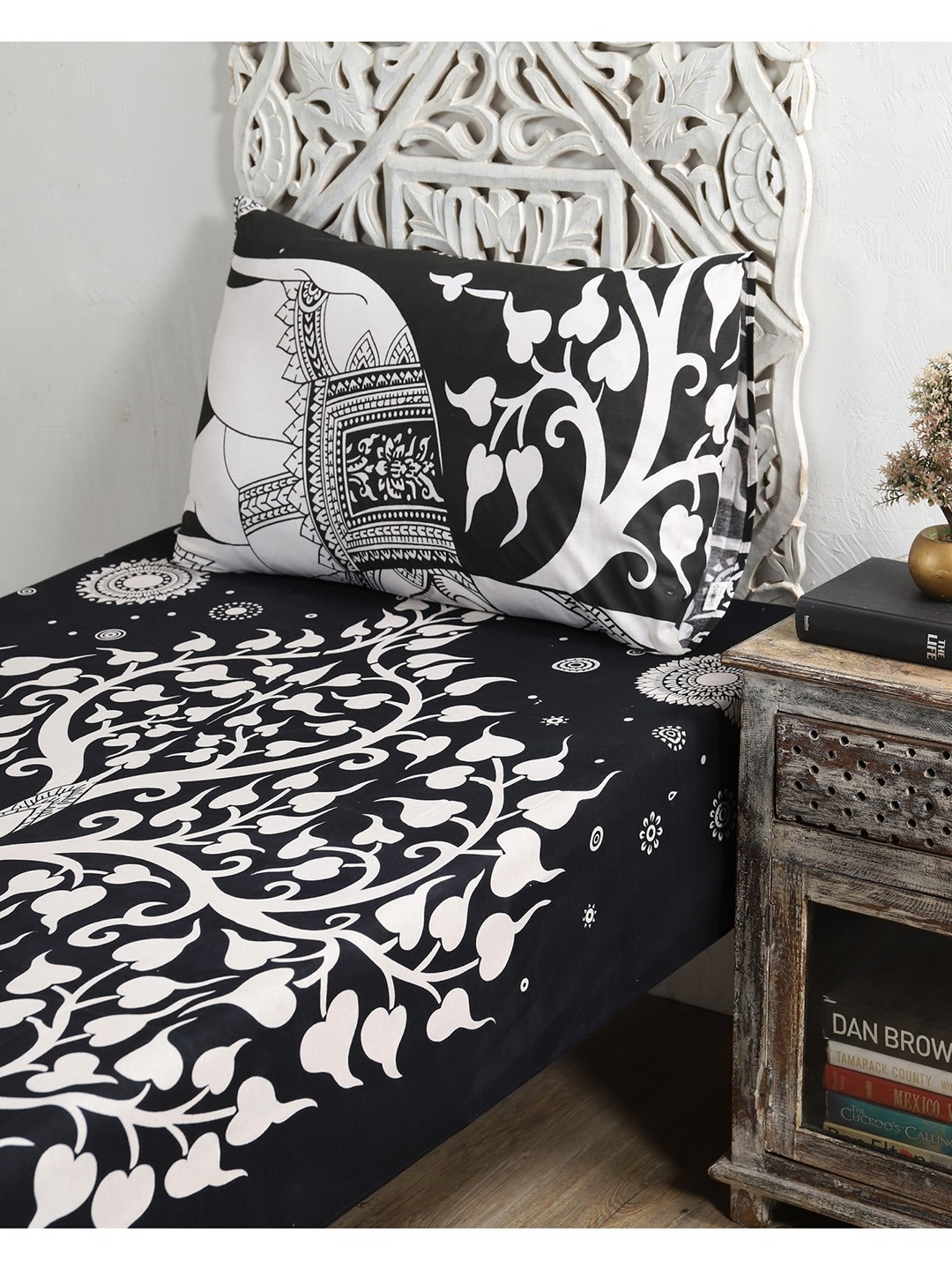 

HANDICRAFT PALACE Black & Olive Green Conversational 144 TC Single Bedsheet with 1 Pillow Covers