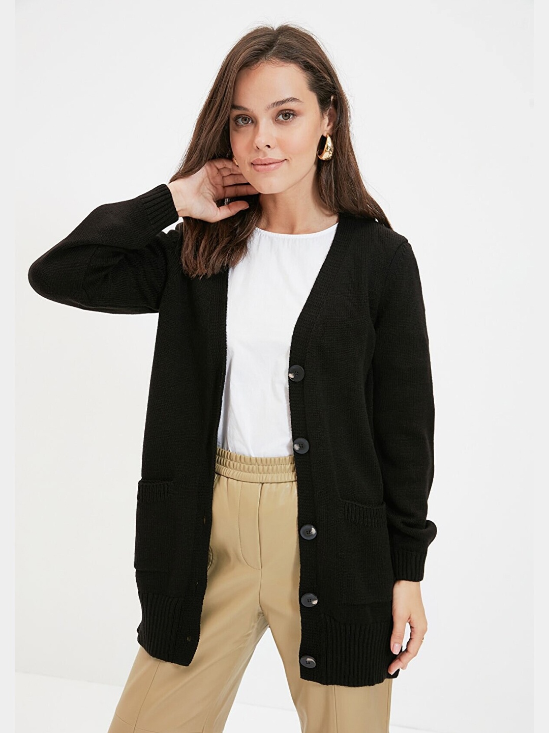 

Trendyol Women Black Solid V-Neck Cardigan