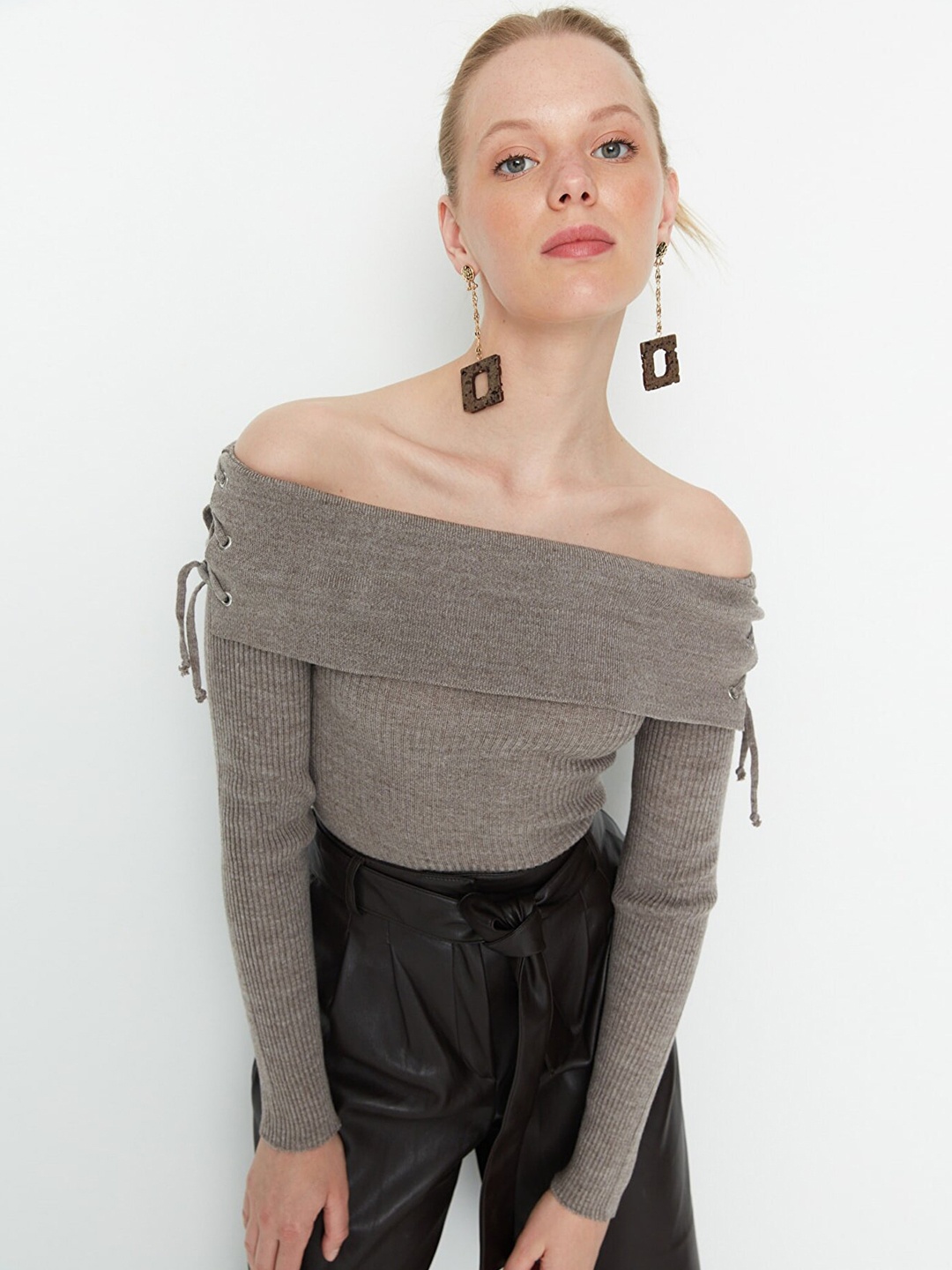 

Trendyol Women Grey Ribbed Off-Shoulder Top