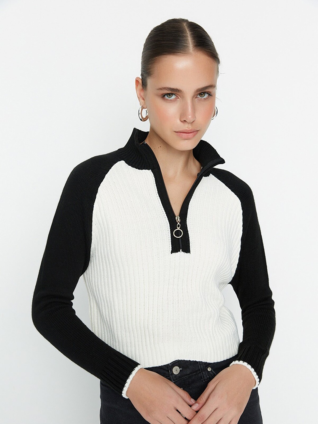 

Trendyol Women Off White & Black Colourblocked Cardigan
