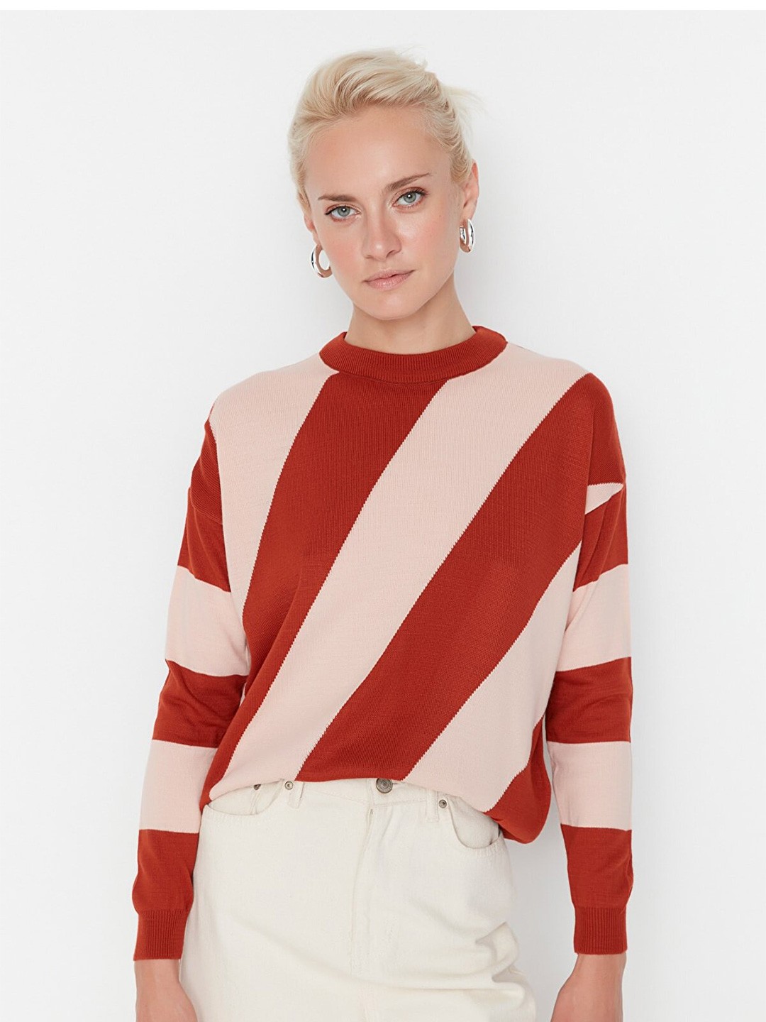 

Trendyol Women Teal & Red Colourblocked Pullover with Fuzzy Detail