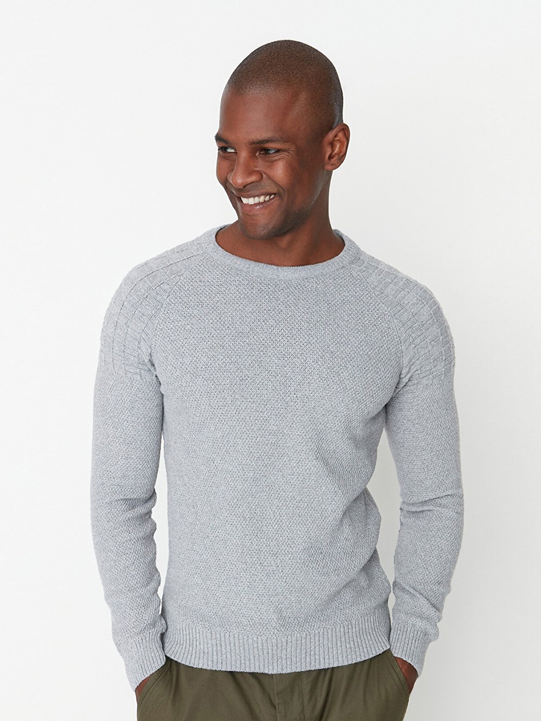 

Trendyol Men Grey Solid Round Neck Pullover
