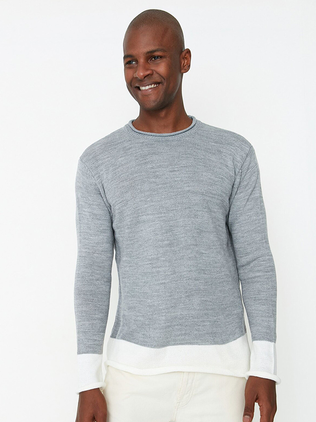 

Trendyol Men Grey & White Colourblocked Sweater Vest