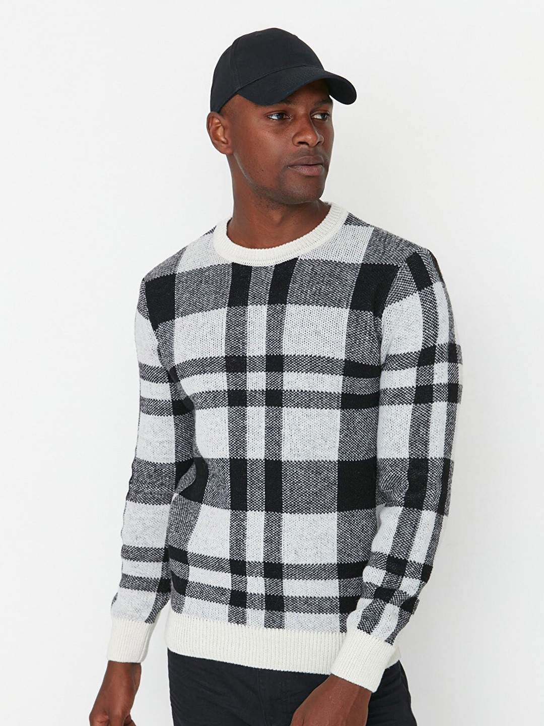 

Trendyol Men Black & White Checked Pullover