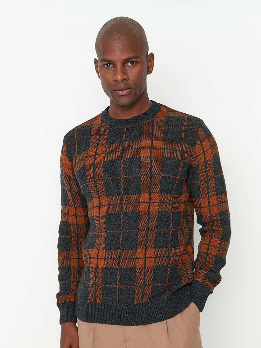 

Trendyol Men Charcoal & Orange Checked Printed Pullover Sweater