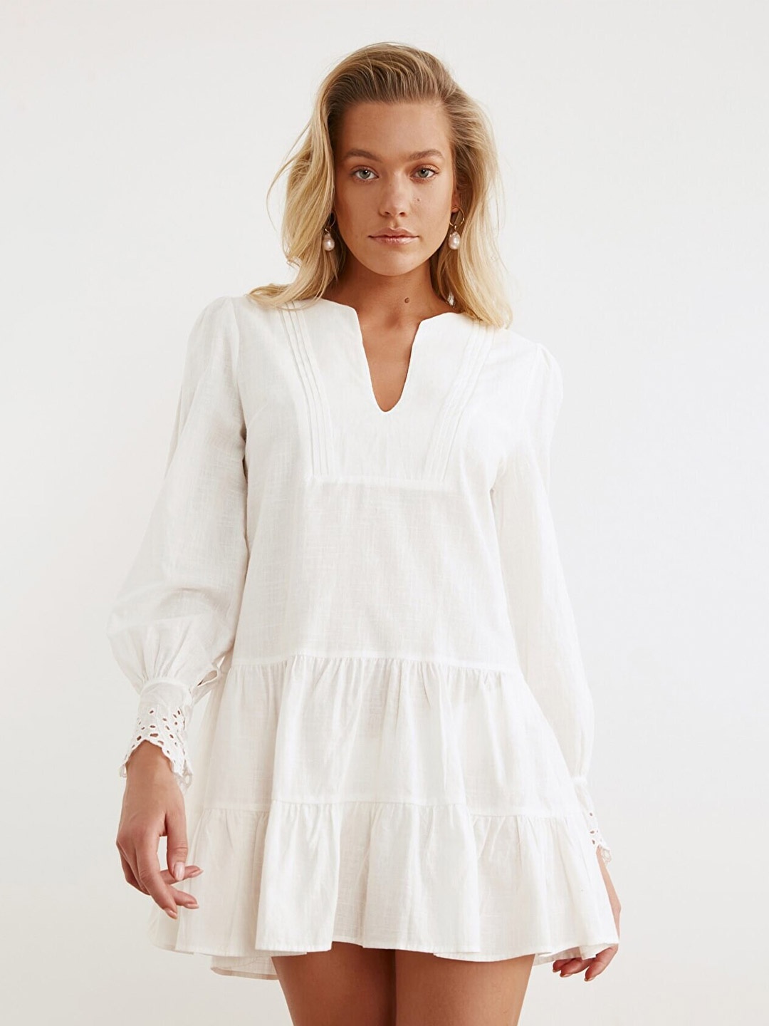 

Trendyol White Keyhole Neck A-Line Mini Dress