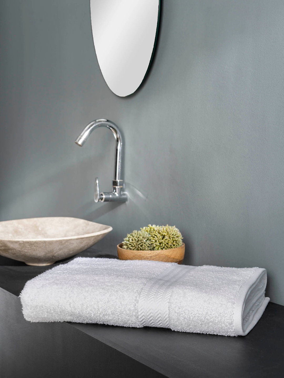 

DDecor White Solid 500 GSM Cotton Bath Towel