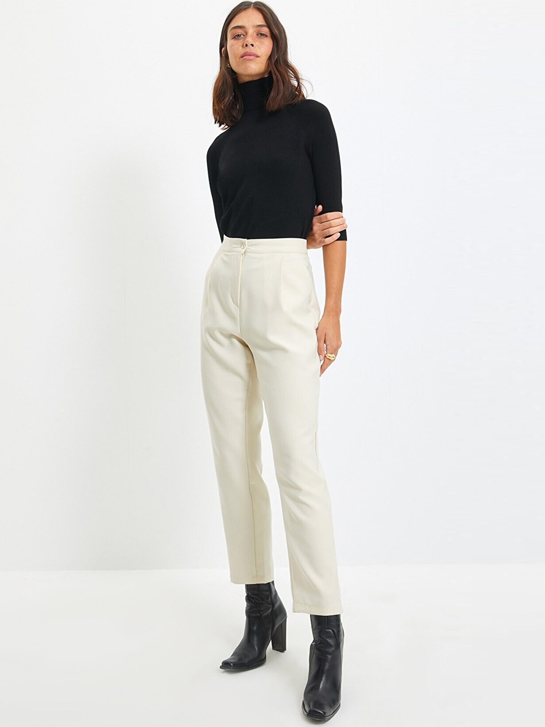

Trendyol Women Off White Solid Trouser, Grey