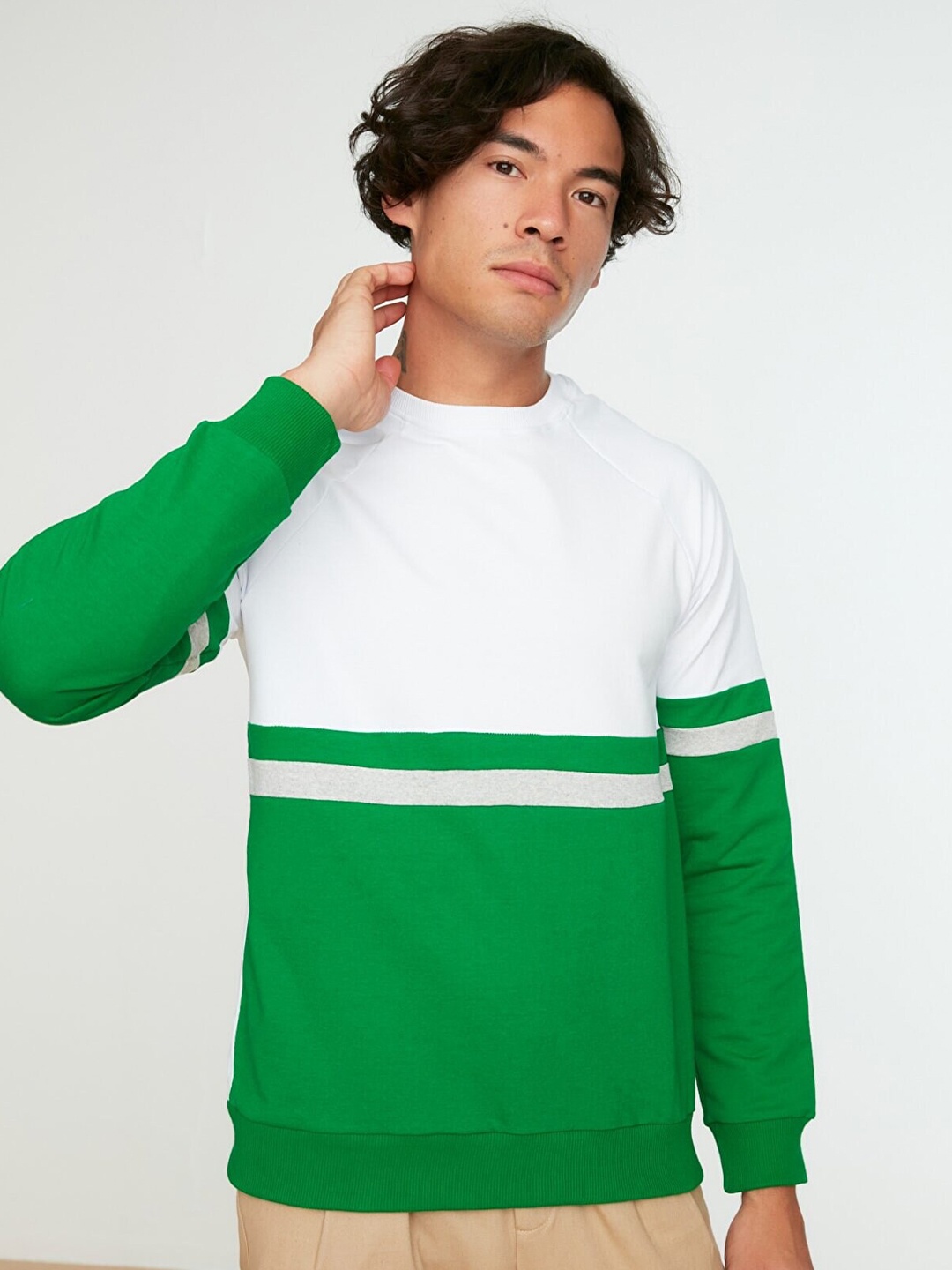 

Trendyol Men White Colourblocked Sweatshirt