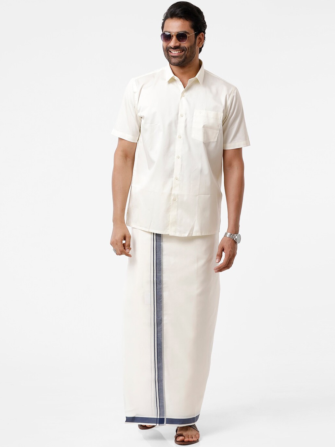 

Ramraj Men White Solid Pure Cotton Dhoti With Navy Blue Border