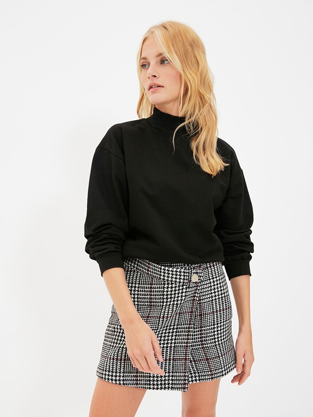 

Trendyol Women Black Solid Turtle Neck Sweatshirt