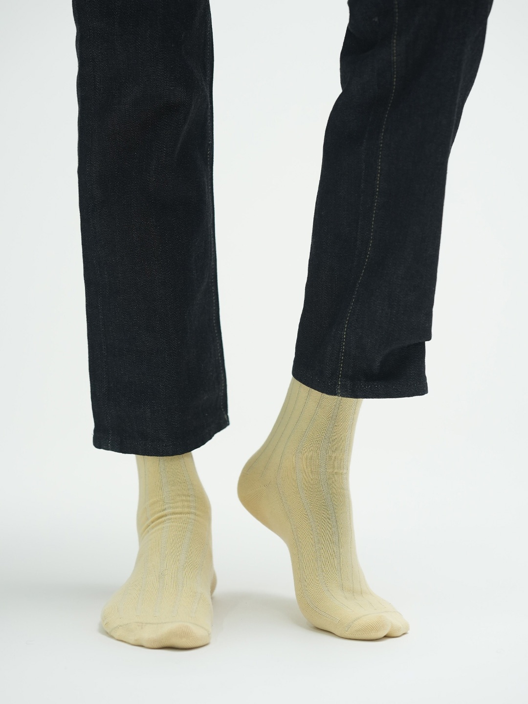 

Theater Men Yellow Solid Ribbed Calf-Length Socks