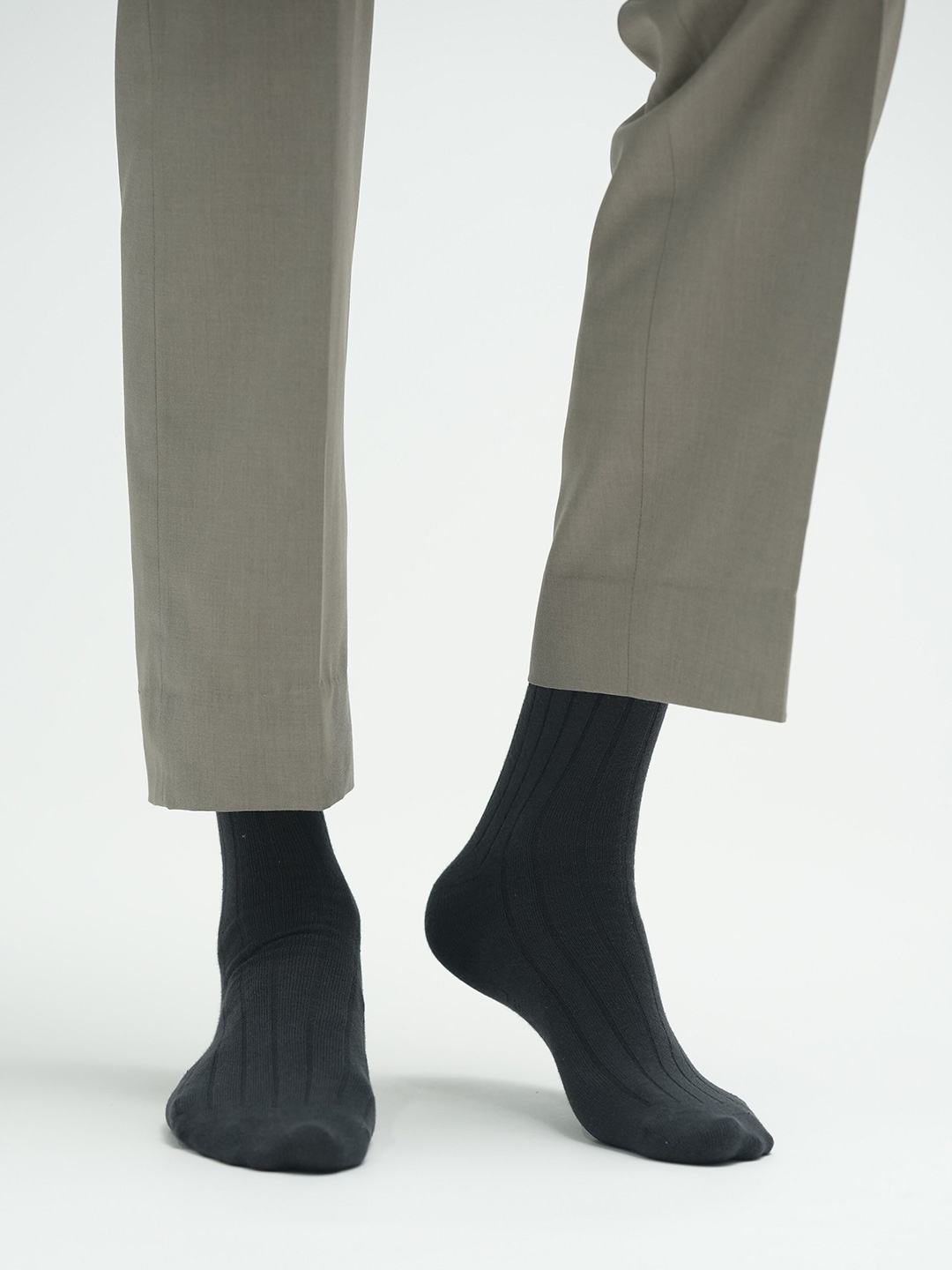 

Theater Men Grey Solid Ribbed Calf-Length Socks