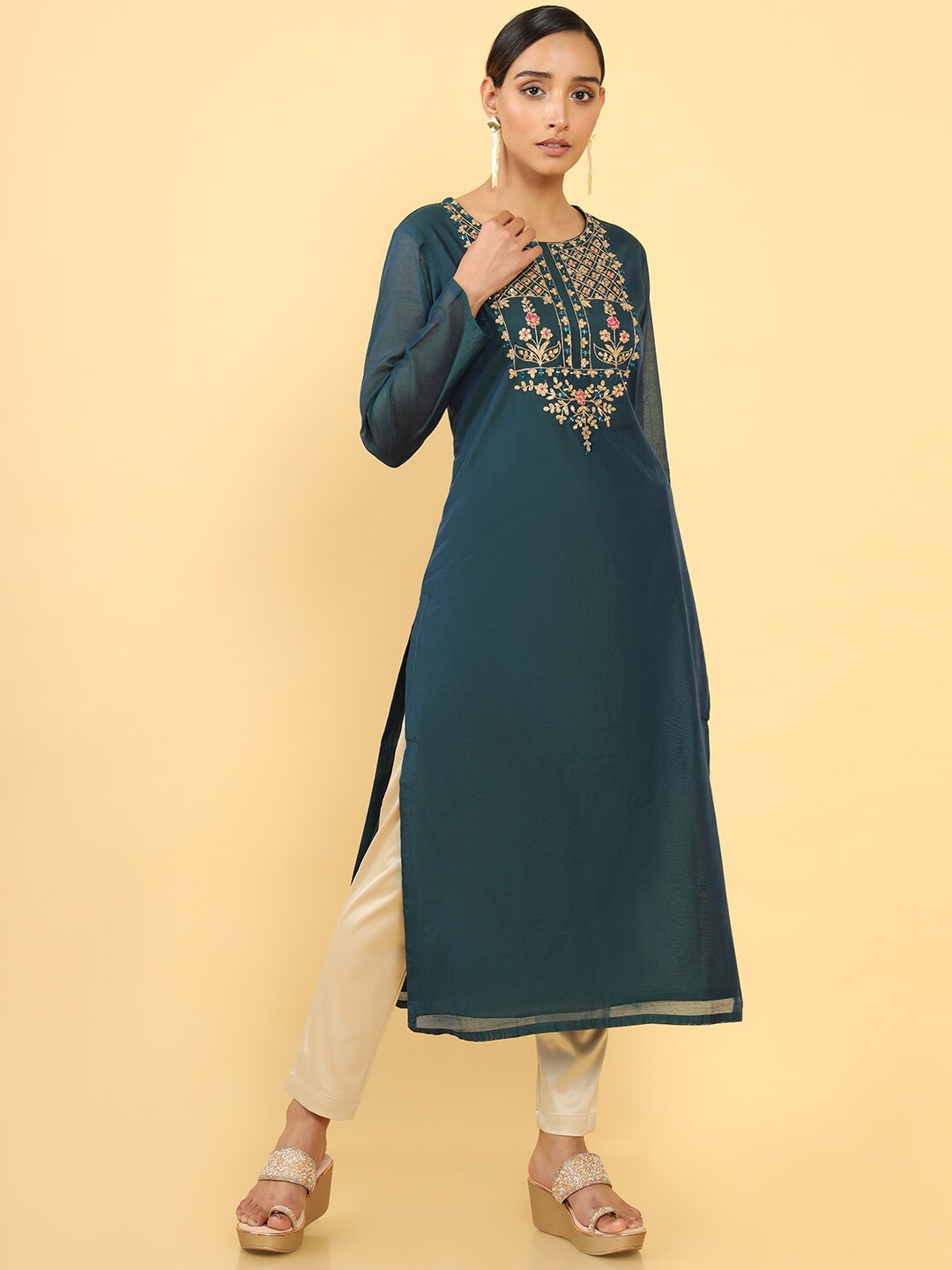 

Soch Women Green Floral Embroidered Thread Work Kurta