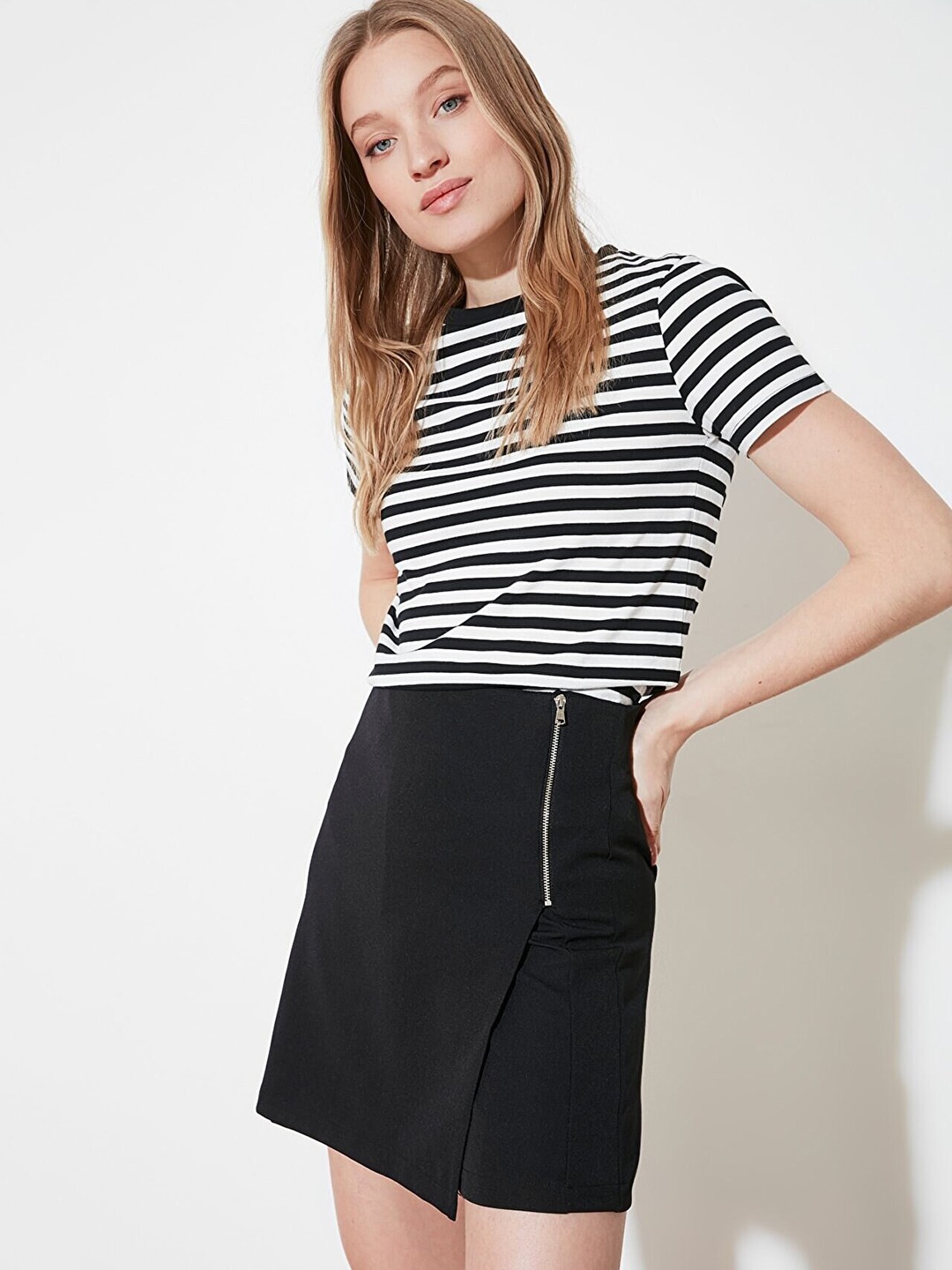 

Trendyol Women Black Solid Mid-Rise Shorts