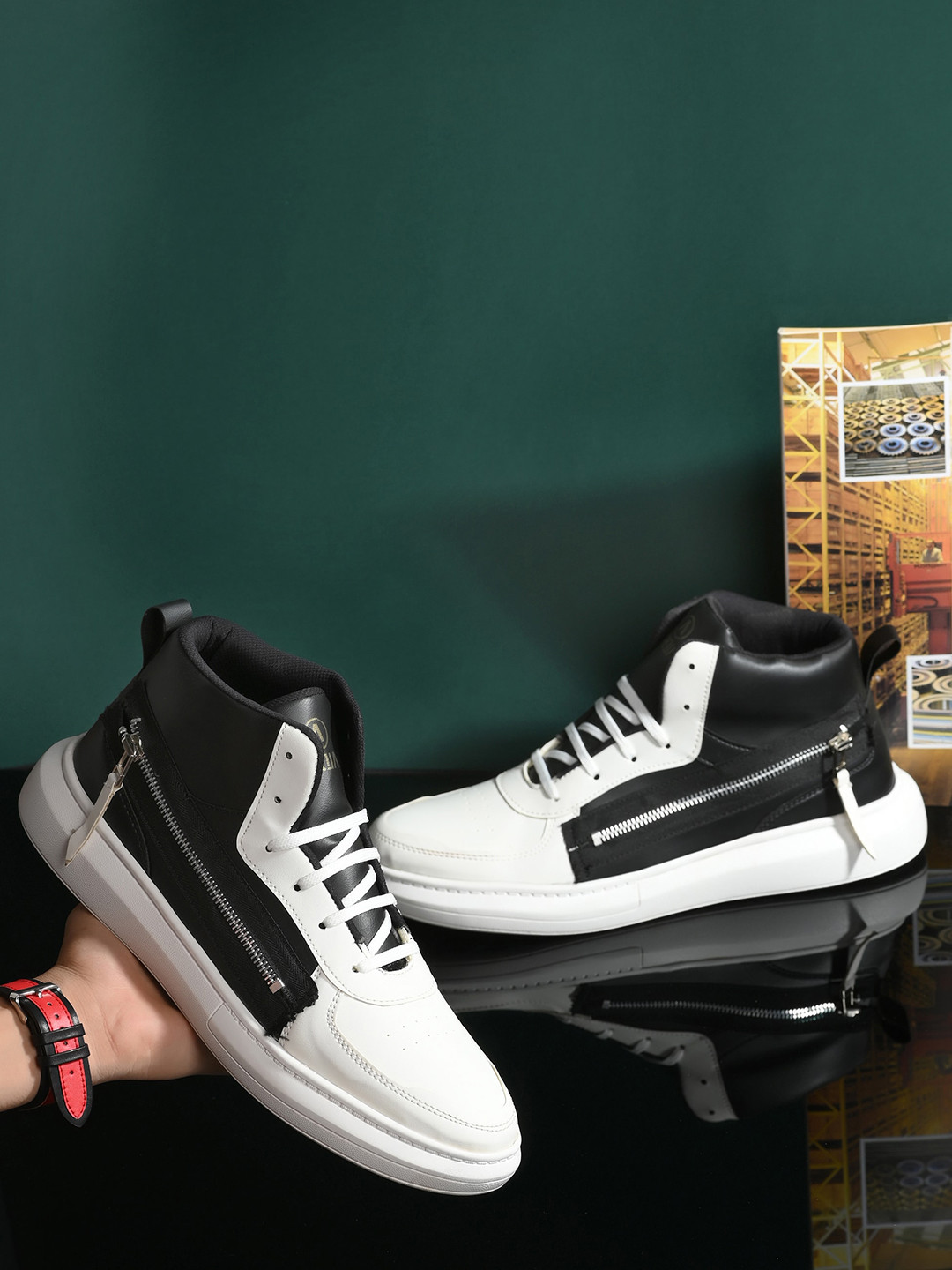 

AfroJack Men Black Colourblocked Sneakers