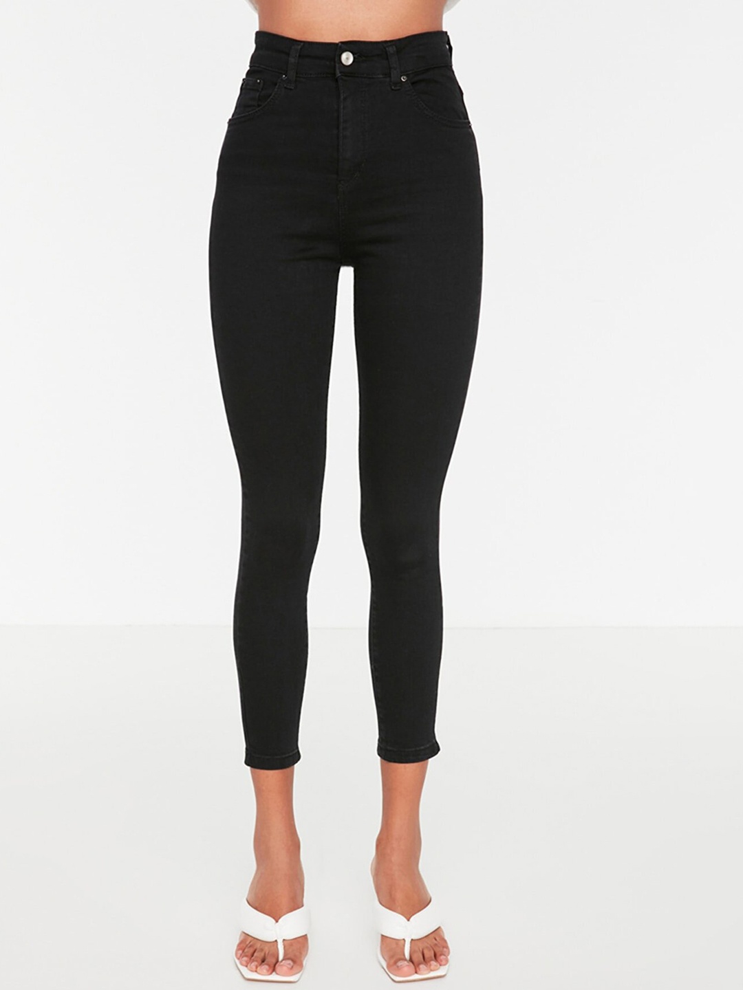 

Trendyol Women Black Solid Mid Rise Crop Jeans