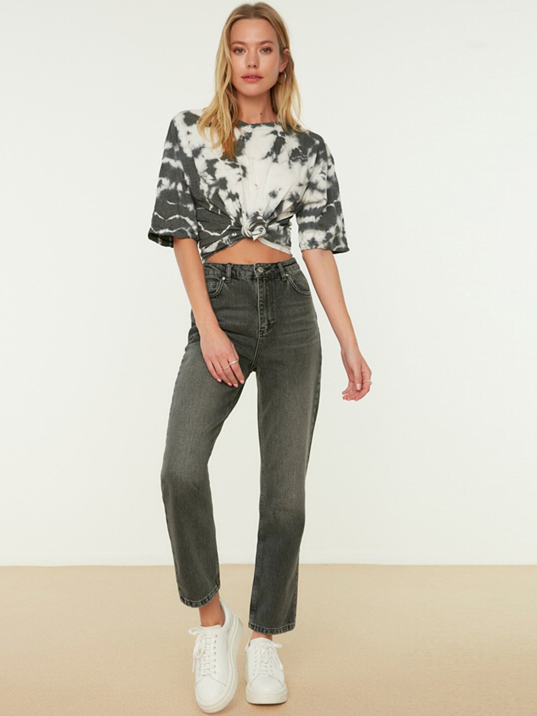 

Trendyol Women Charcoal Heavy Fade Jeans