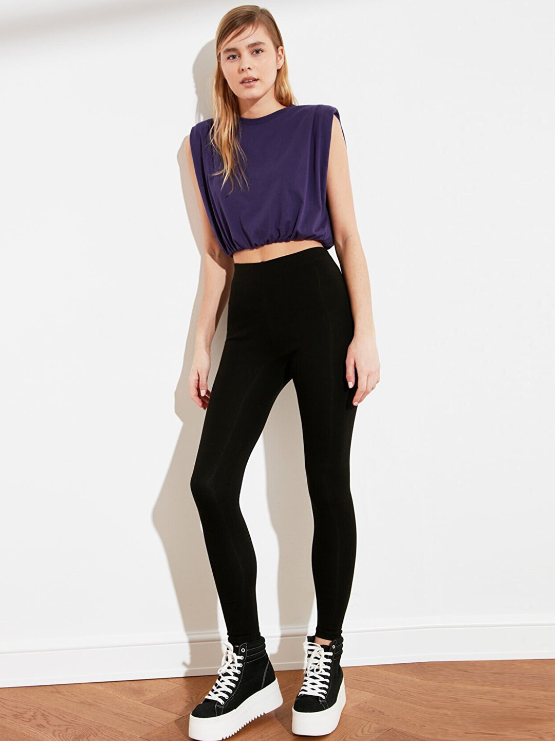 

Trendyol Women Black Solid Leggings